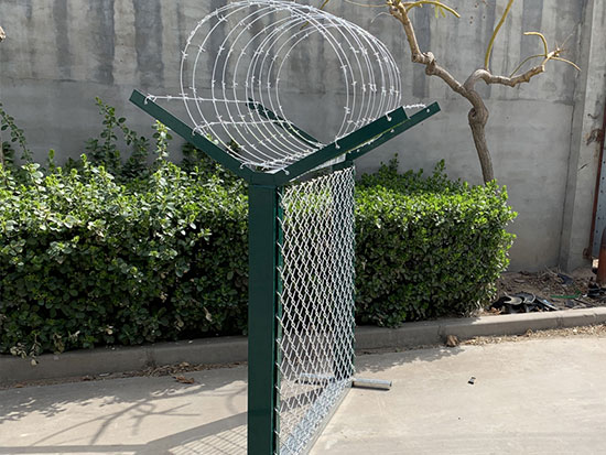 鋁包鋼機(jī)場隔離網(wǎng)圖片3 鋁包鋼機(jī)場隔離網(wǎng)圖片3